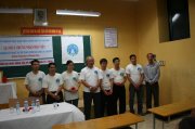 Võ sư - Kỹ sư Nguyễn Ngọc Nội và Trưởng tràng võ đường - Kỹ sư Trần Thanh Ngọc  cùng các HLV, môn sinh được tặng kỷ niệm chương của võ đường.